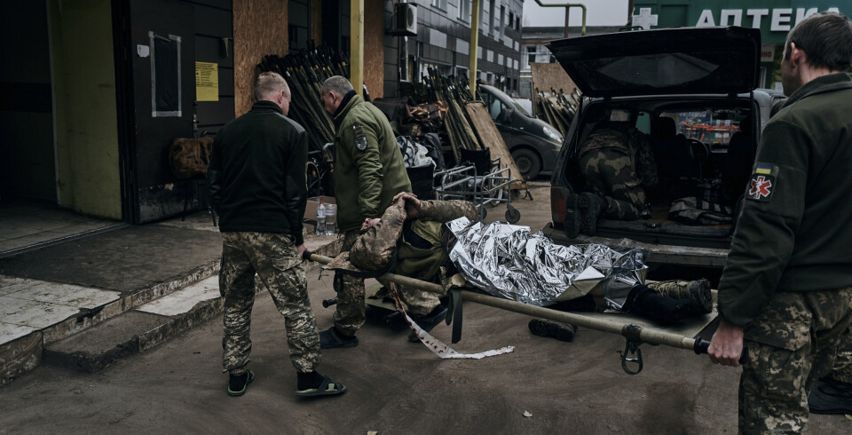 STORT BEHOV: En såret ukrainsk soldat løftes inn på et sykehus i byen Bakhmut torsdag 10. november.