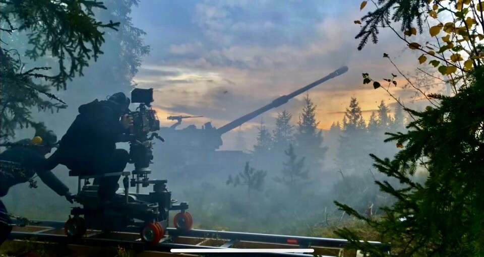 ILD: Kruttrøyken fylte luften når Artilleribataljonen gjennomførte skarpskyting med et filmteam fra Netflix på slep høsten 2021.