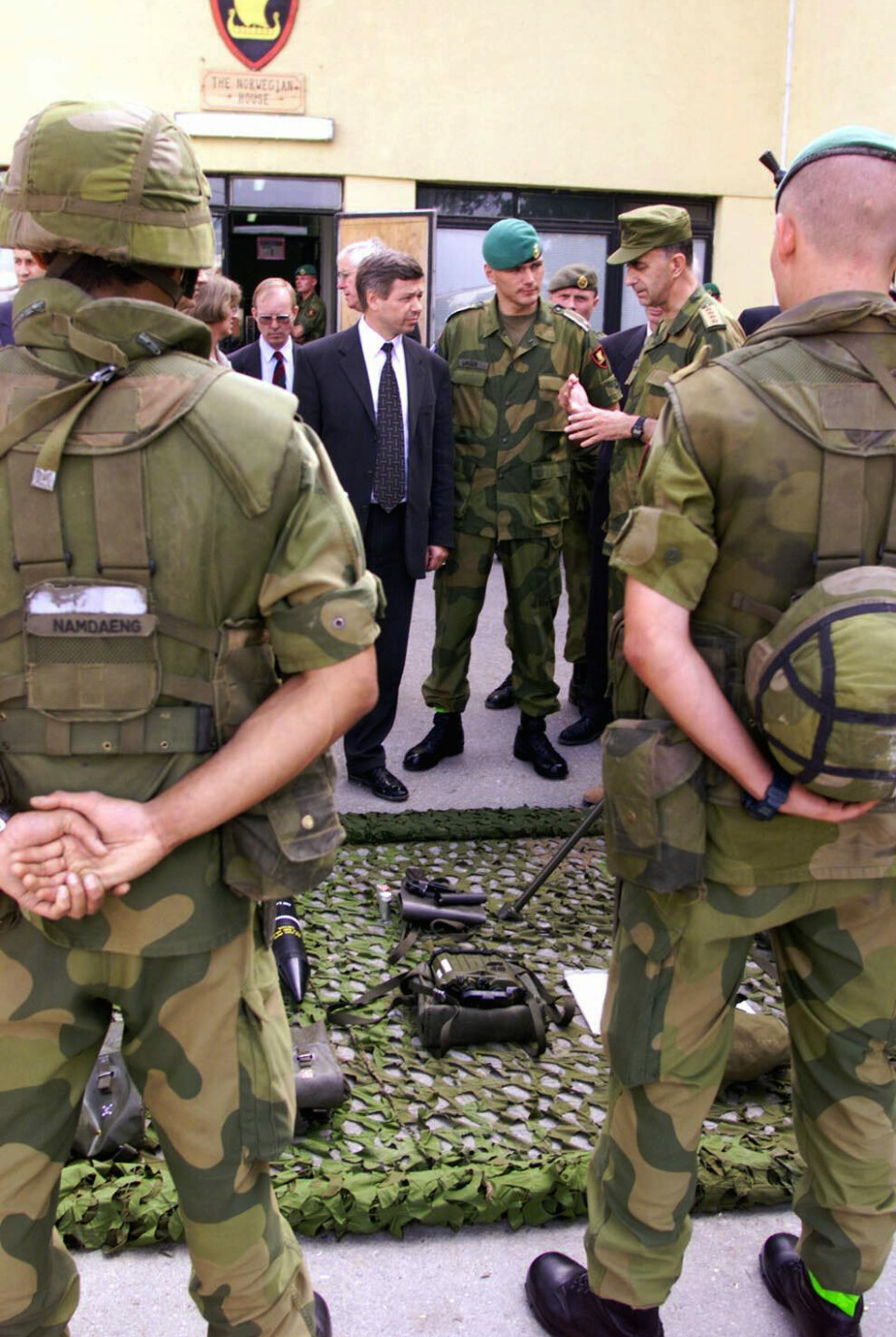 SARAJEVO: Statsminister Kjell Magne Bondevik besøker Telemark bataljon i Sarajevo, Bosnia-Herzegovina i juni 1999.
