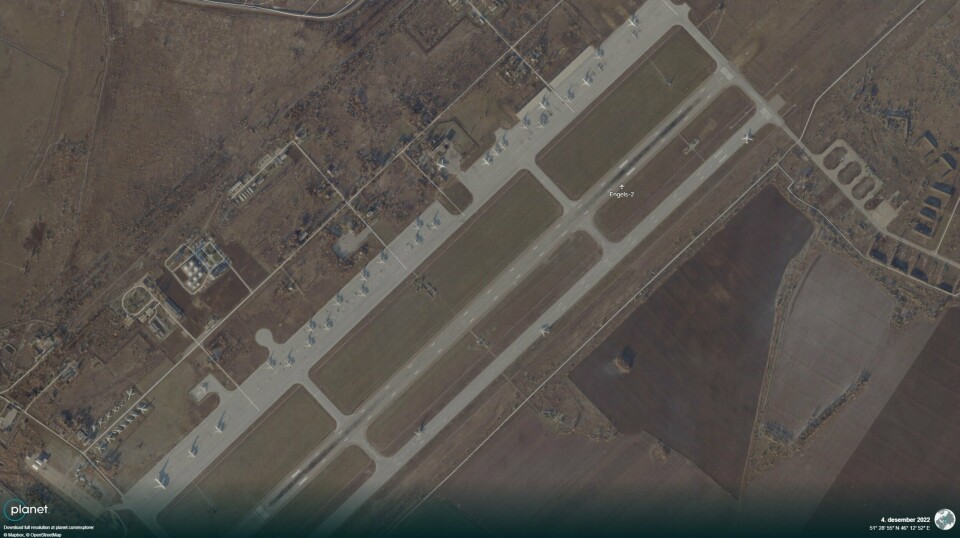 ENGELS FLYBASE: Dette bildet viser 21 TU-95 og 6 TU-160 på Engels flybase søndag morgen.