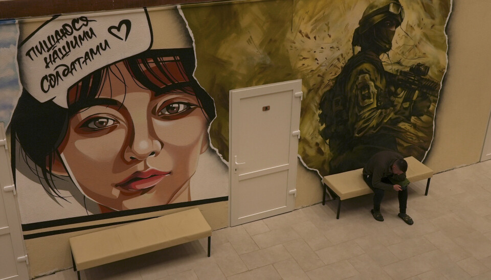 KUNST: På en av veggene er det maleri med teksten «Jeg er stolt av soldatene våre».