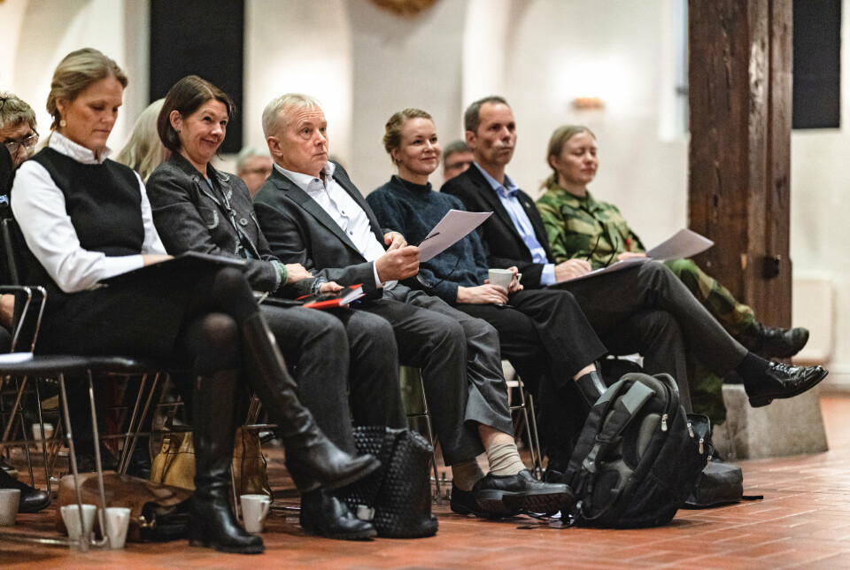 LUTTER ØRE: Medlemmer av forsvarskommisjonen lyttet tirsdag til innspill fra 32 aktører under dialogmøte i Fanehallen. Leder av kommisjonen Knut Storberget sitter i midten.