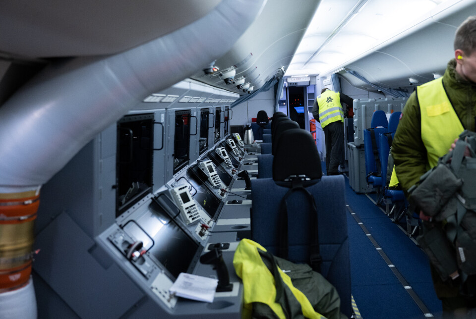 EIN FLYGANDE AGENT: P8-A er fylt opp med noko av verdas mest avanserte teknologi for overvaking og etterretning. Datamaskinene til venstre er bemanna av fem operatørar under tokt.