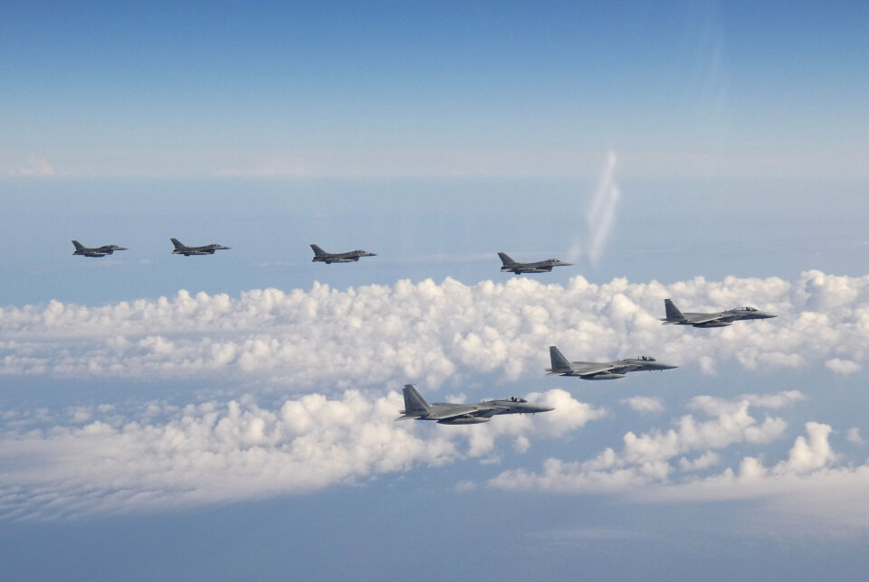 USA-STØTTET: Tre F-15 fra den japanske selvforsvarsstyrken flyr foran, og bak flyr fire amerikanske F-16 jagerfly over Japanhavet i mai. USA har sagt at de støtter det nye prosjektet.