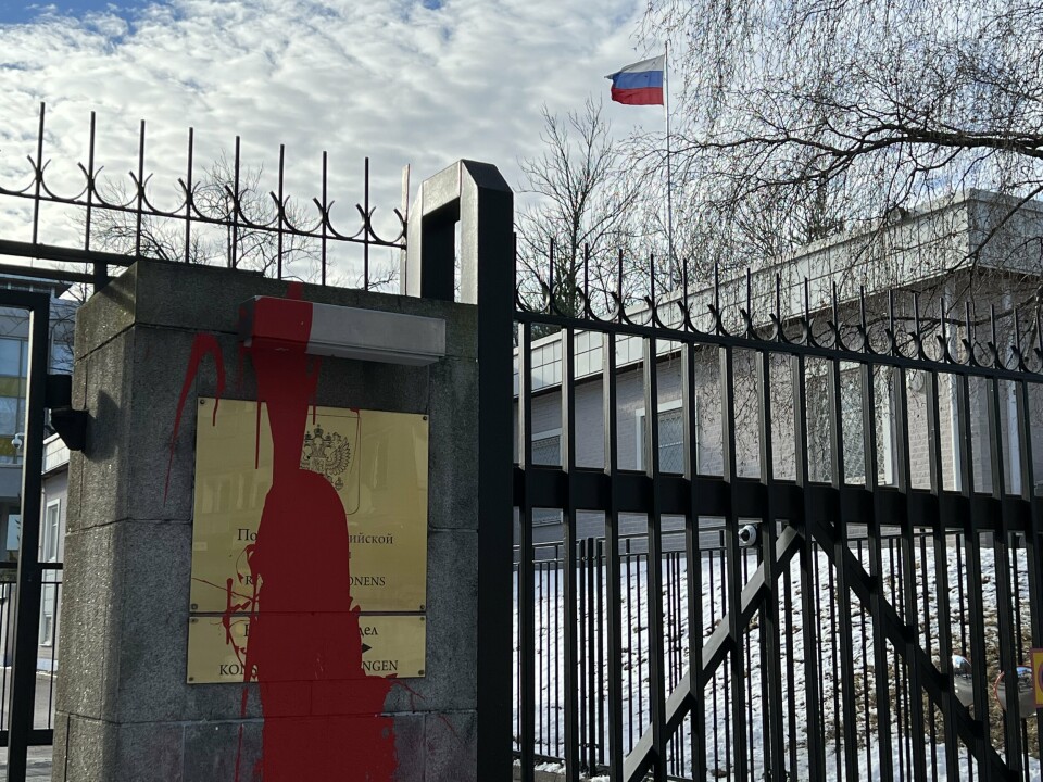 DELVIS AVSLØRT. Mens Russlands ambassade i Stockholm ble malt med symbolsk blodrød farge etter invasjonen i Ukraina kartla svenske forskere russernes økonomiske interesser i Sverige.