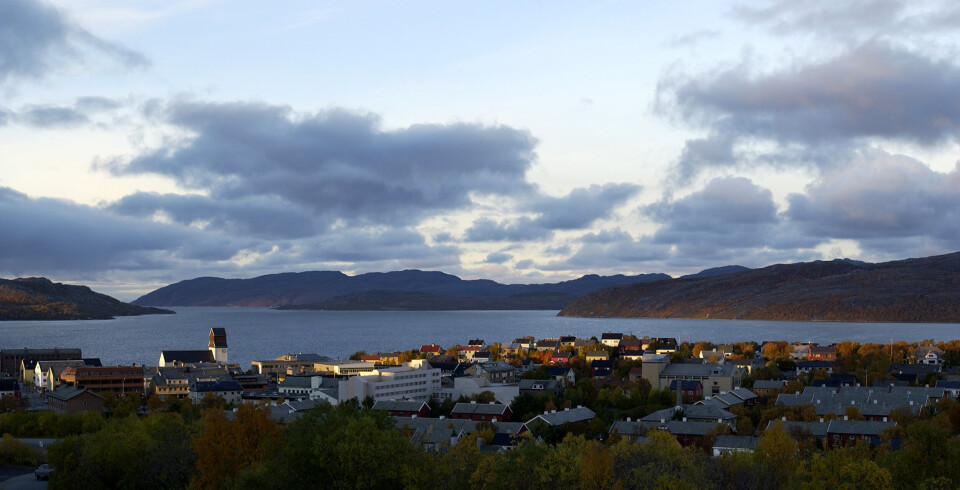 RESTRIKSJONER; Russiske fartøy kan etter invasjonen av Ukraina og påfølgende sanksjoner kun legge til kai i Tromsø, Båtsfjord og Kirkenes. På bildet ser du en utsikt over Kirkenes.