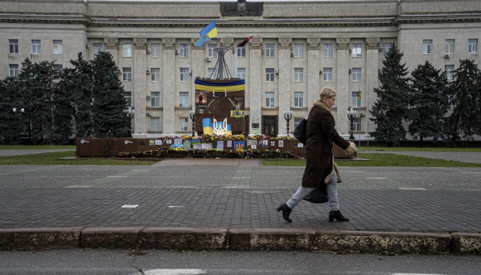 ANGREP: Russerne har fortsatt å angripe Kherson etter at de trakk seg ut av byen. Her er byens administrasjonsbygg.