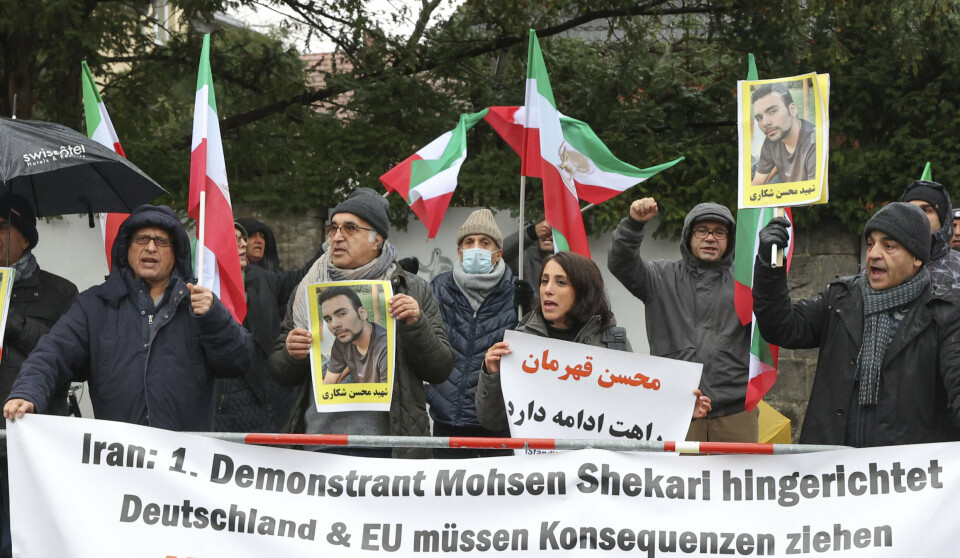 DEMOSTRANT: En gruppe mennesker demonstrerer utenfor Irans ambassade i Berlin i Tyskland etter at Iran henrettet demonstranten Mohsen Shekari.