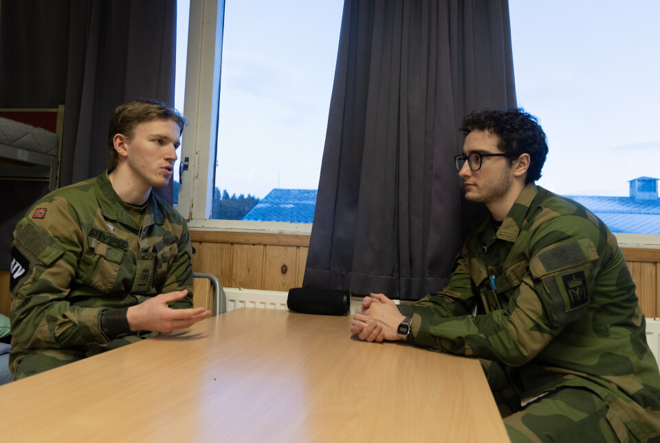 ET TEMA: (T.v.) Tidligere avdelingstillitsvalgt i Brigade Nord, Torgeir Stemsrud og HTV Hæren, Viktor Fladmoe sier at luftkvaliteten på kasernen stadig er et tema blant soldatene.