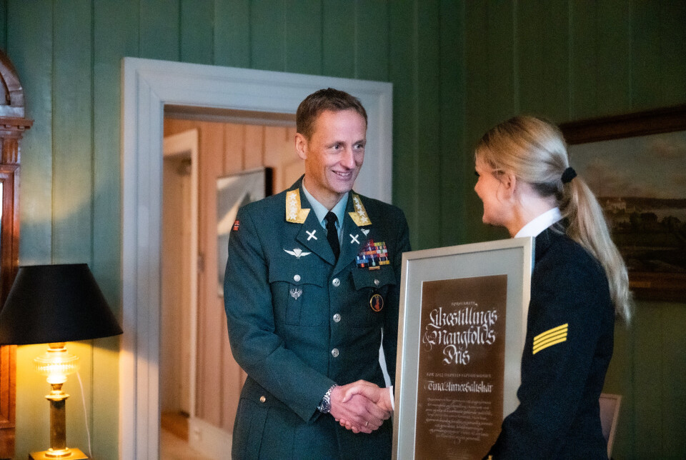 DEN FØRSTE: Saltskår mottok prisen for sin innsats og engasjement for en transparent «gravidpolicy» i Forsvaret. Hun var det første spesialistbefalet som mottok prisen. Her sammen med forsvarssjef Eirik Kristoffersen.