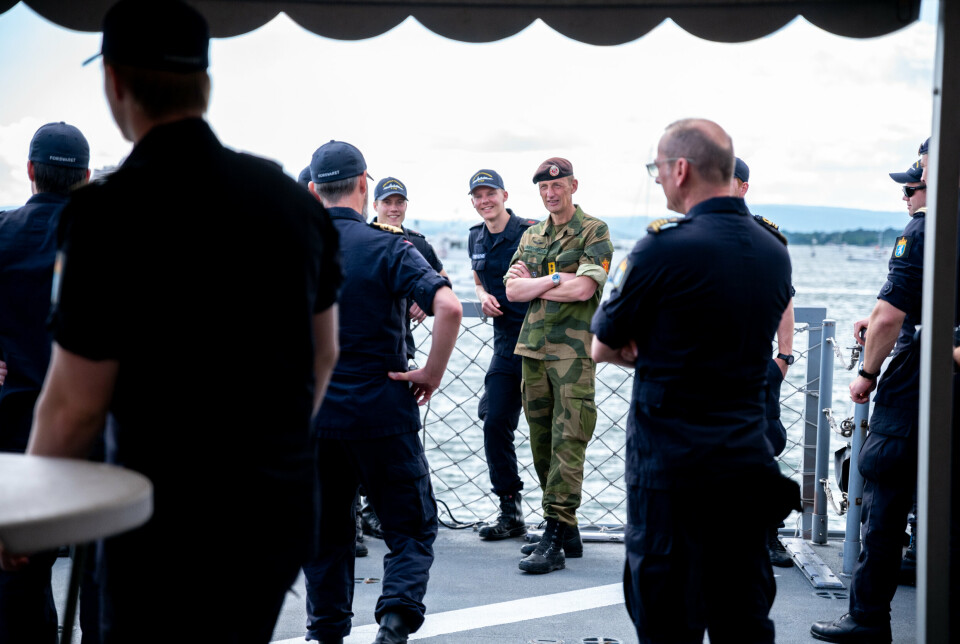 TRENGER OFFISERER: Forsvarssjef Eirik Kristoffersen under et besøk på fregatten KNM Roald Amundsen sommeren 2022. Fremover kommer Forsvaret til å trenge flere offiserer med høyere grad.