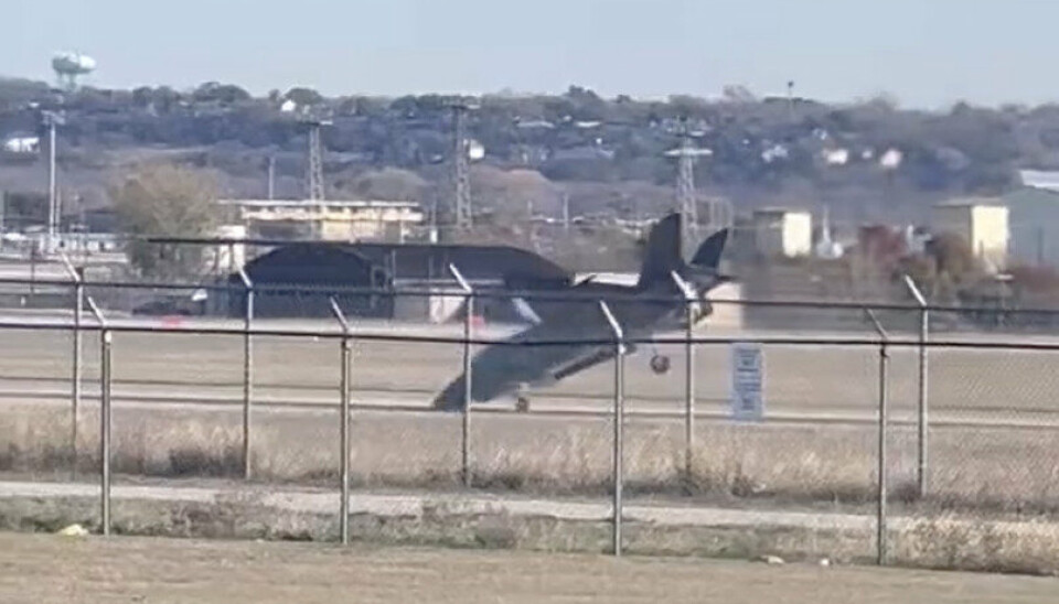 Piloten mistet kontroll på det avanserte kampflyet som tippet fremover kort tid etter en vertikal landing. Skjermbilde fra filmopptak tatt av øyenvitne Kit Wilder og publisert av NBC News.
