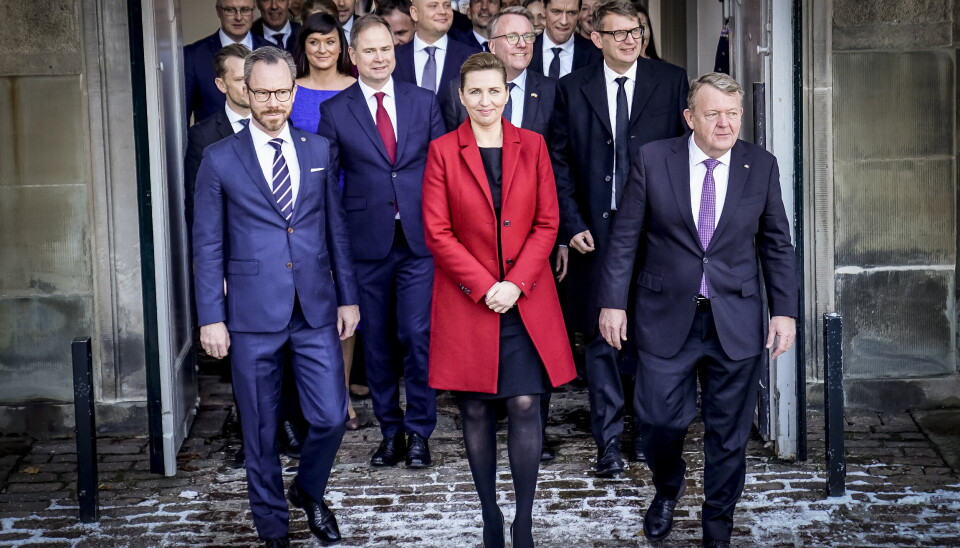 NY REGJERING: Danmarks statsminister Mette Frederiksen, flankert av utenriksminister Lars Løkke Rasmussen t.h. og forsvarsminister Jakob Ellemann-Jensen, presenterer sin nye regjering på Amalienborg Slotsplads i København