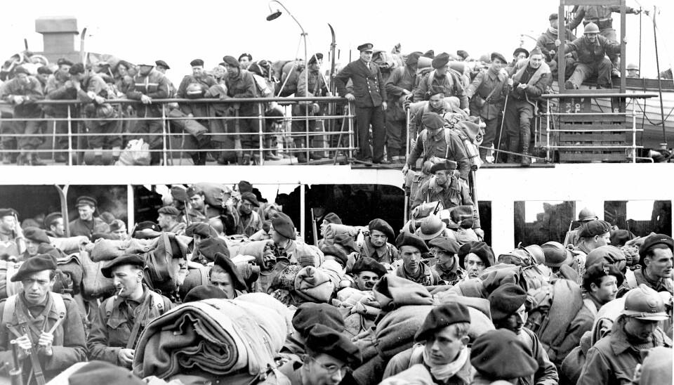 SOLDATER: Krigen i Norge etter tysk invasjon april 1940. Allierte tropper ankommer med skip. Soldater med utstyr på vei fra skipet.
