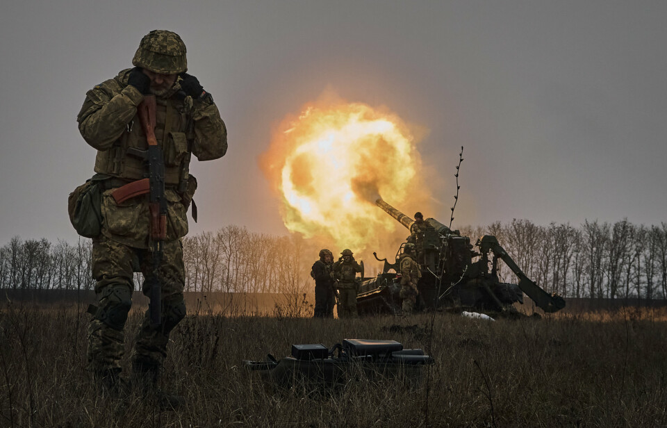 AVFYRER ILD: Ukrainske soldater avfyrer artilleriild mot russiske stillinger nær Bakhmut. Det er meldt om store tap på begge sider i kampen om byen, som ligger i Donetsk.