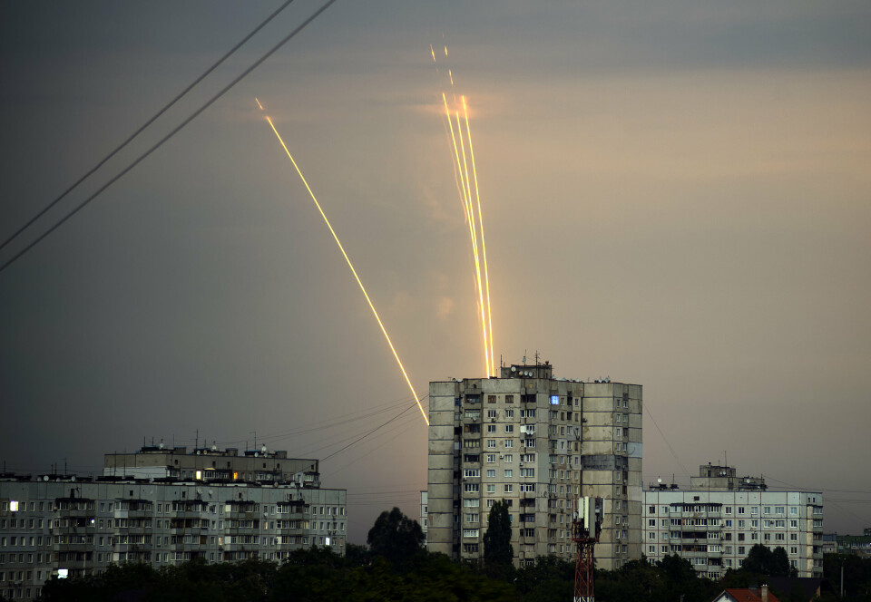 KHARKIV: Russiske raketter sendes opp fra russisk side, Belgorod mot Ukraina, 15. august august 2022.