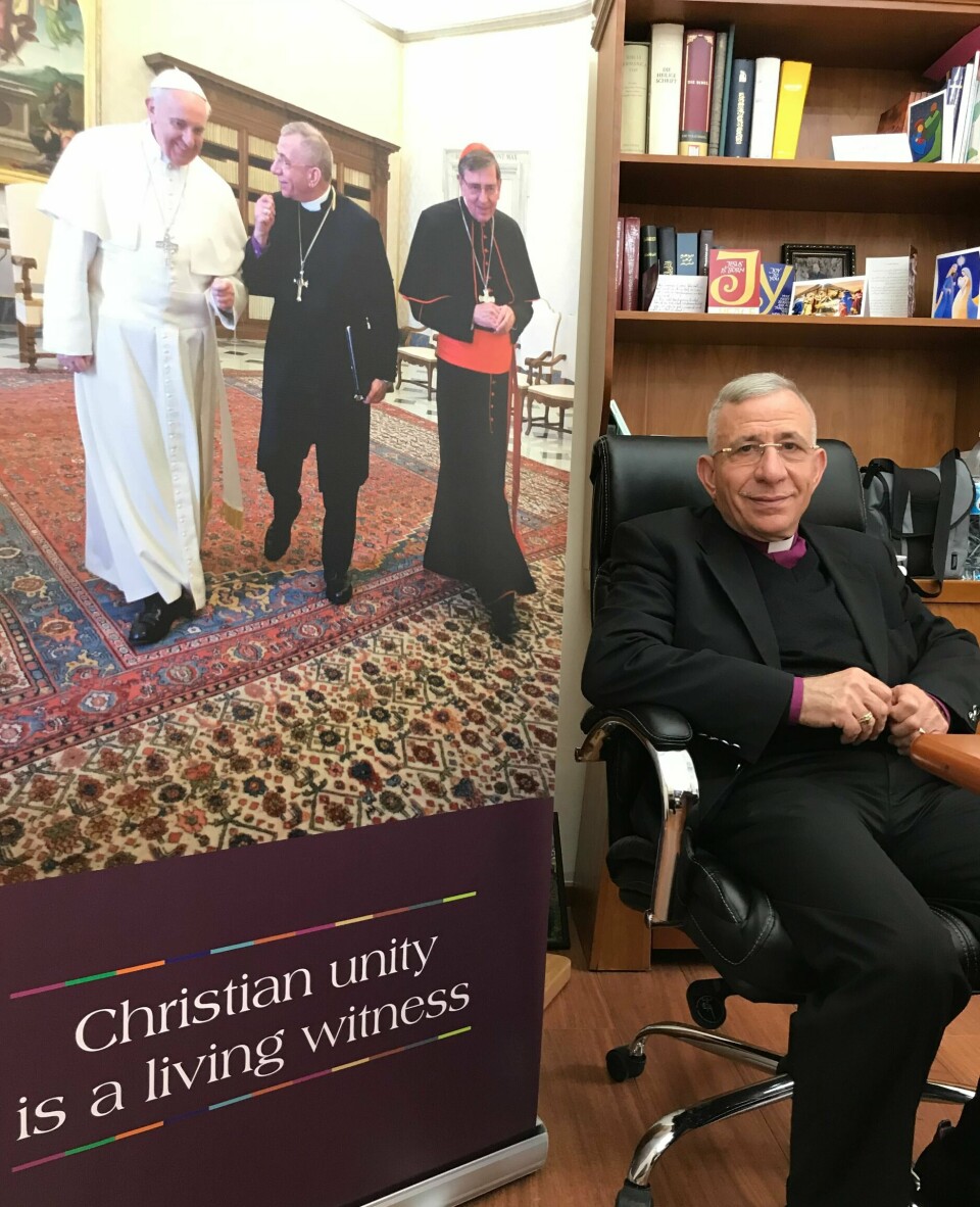ET MINNE: På kontoret til biskop Younan pryder en stor poster av et av
møtene mellom ham selv og Paven.