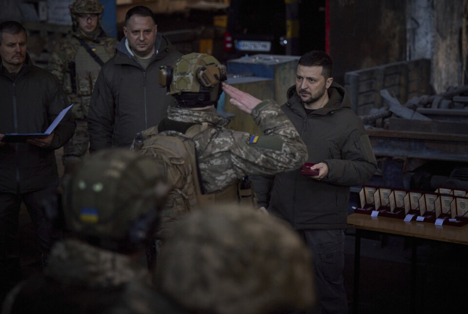 FRIGJØR: Etter et besøk til byen Bakhmut ved frontlinjen i Øst-Ukraina, sier president Volodymyr Zelenskyj (til høyre) at han ønsker å frigjøre alle de russiskkontrollerte delene av landet.