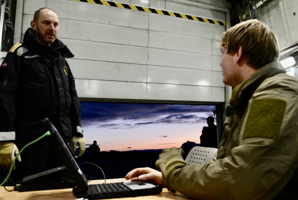 KONTREADMIRAL: Rune Andersen, sjefen for Sjøforsvaret, snakker med en kystjeger om bord på KNM Fridtjof Nansen, 30. november 2022.