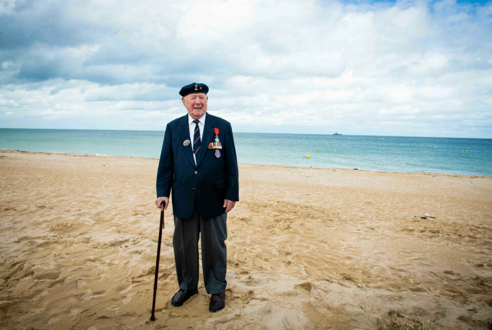 I NORMANDIE: Trygve Hansen på stranden i Normandie under en veterantur i 2019.