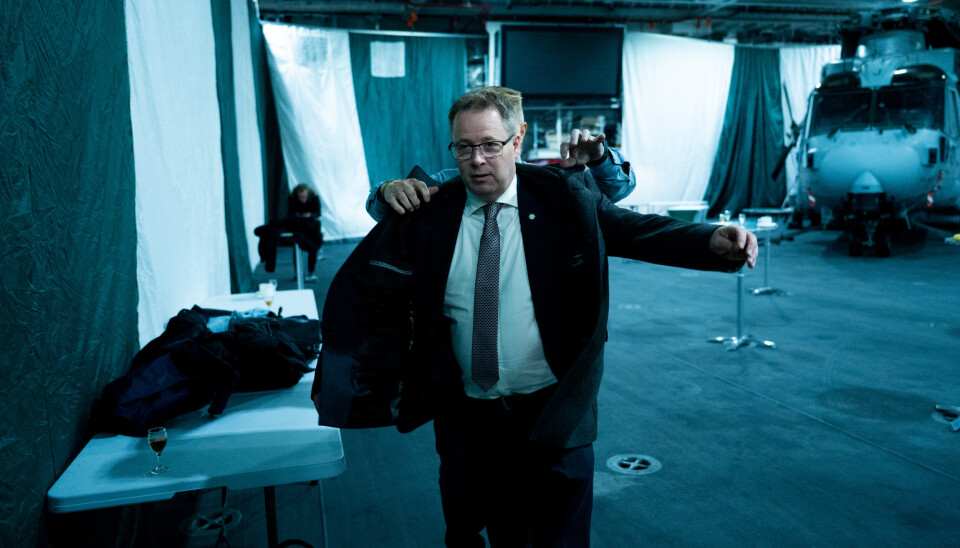 FORSINKET: En forsinket rapport utsetter Forsvarsdepartementets arbeidsprosess med en uavhengig tilsynsmyndighet av forsvarssektoren. Forsvarsminister Bjørn Arild Gram (Sp) fotografert på ministermøtet på hangarskipet HMS Queen Elizabeth i november 2022.