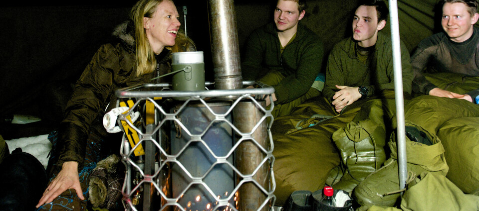 FØR: Slik er mange vant til å se den klassiske soveposen til Forsvaret. Her er utenriksminister Anniken Huitfeldt avbildet under et teltbesøk i 2015, da hun var på rundreise med Utenriks- og forsvarskomiteen.