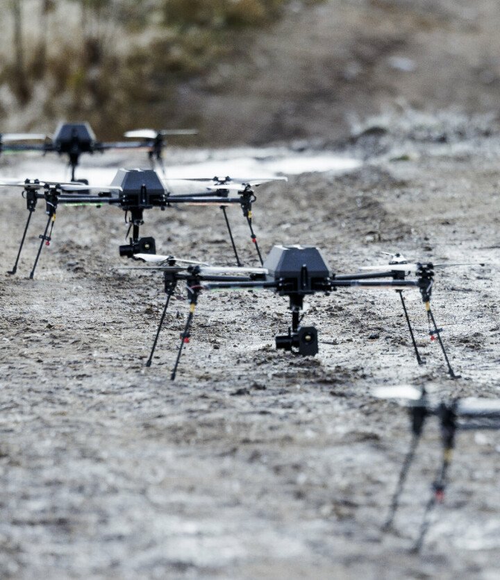 DRONESVERM: I regi av Forsvarets forskningsinsti- tutt står seks droner klare til å ta av og finne potensi- elle trusler som skjuler seg i terrenget. Sammen skal de kartlegge og oppklare et område som del av et samvirke med konvensjonelle hærstyker på Rena.