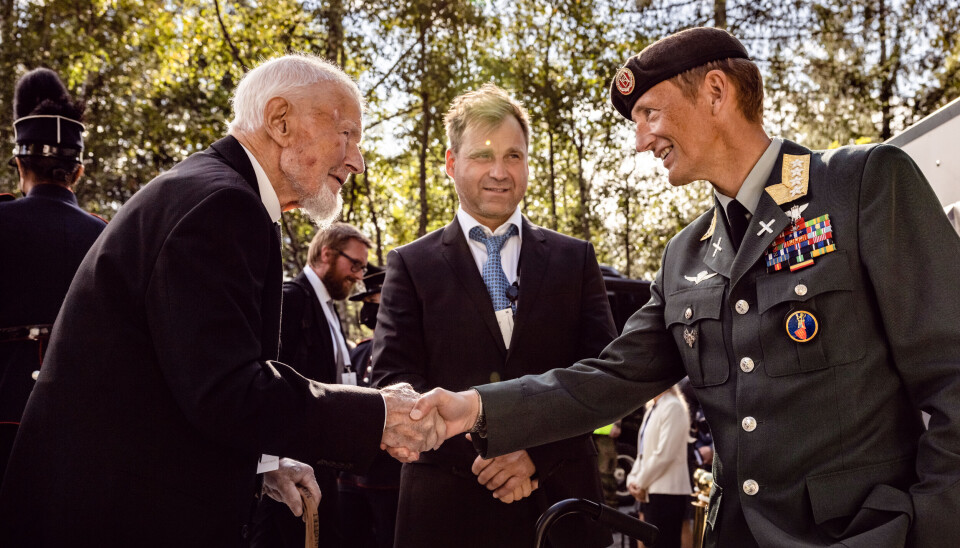ROSESLOTTET: Eystein Røset og forsvarssjef Eirik Kristoffersen.