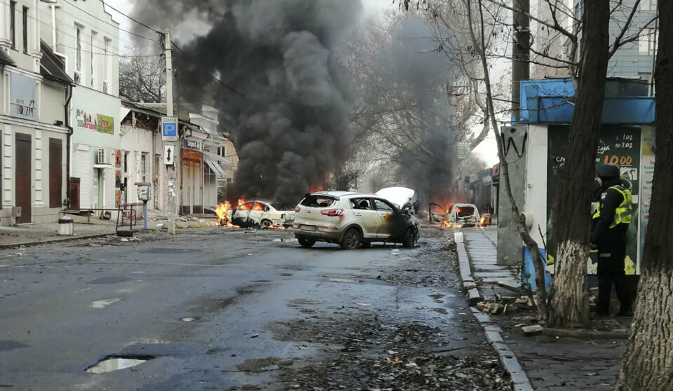 KHERSON: Biler står i brann etter et russisk angrep i sentrum av byen Kherson. Angrepet fant sted på julaften, lørdag.