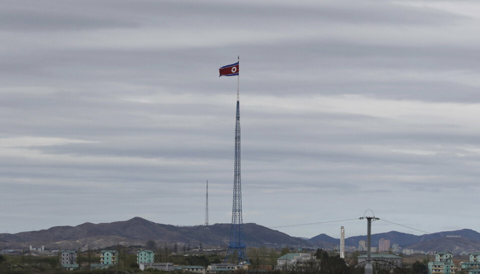 OVER GRENSEN: Et nordkoreansk flagg vaier i den nordkoreanske byen Gijungdongseen. Bildet er tatt fra den demilitariserte sonen ved Paju.