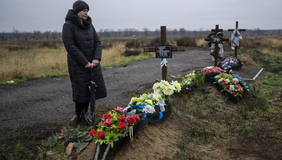 MINNES: Svetlana Sjornik står ved graven til sin avdøde tidligere ektemann, Oleh Sjornik i utkanten av Kherson. Han var en av de frivillige som kjempet for byen. Bildet er tatt søndag 20. november 2022.