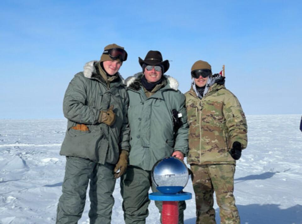MEKANIKER-TEAMET: Staff Sgt. Grant Santese, Tech Sgt. Daniel Craig og Staff Sgt. Jonathan Hooker arbeidet i to dager for å få det strandede flyet på vingene igjen i slutten av november 2022.
