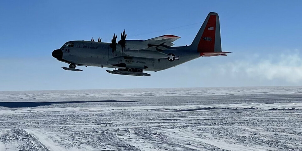 I LUFTA: Etter en krevende mekanisk redningsaksjon kom flyet av typen LC-130 Skibird på vingene igjen. Her tar det av fra Amundsen-Scott-stasjonen på Sydpolen etter reparasjon.