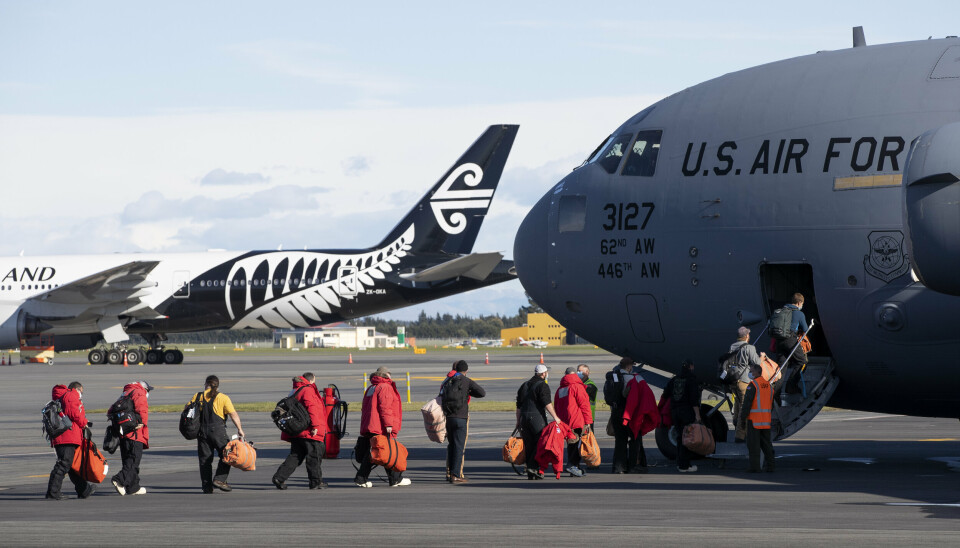 SØROVER: Personell går om bord i en amerikansk C-17 i Christchurch på New Zealand for å fly til McMurdo-stasjonen i Antarktis. Dette bildet er fra september i 2020.