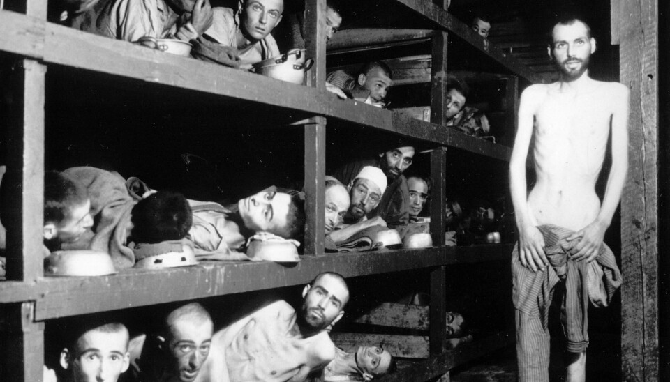 BUCHENWALD: Bildet viser fanger i brakken sin i konsentrasjonsleiren Buchenwald få dager etter at amerikanske styrker frigjorde den. Bildet er datert 16. april 1945. Ferencz arbeidet med å dokumentere forbrytelsene fra leirene, for bruke det som beviser i den påfølgende Nürnbergprosessen.