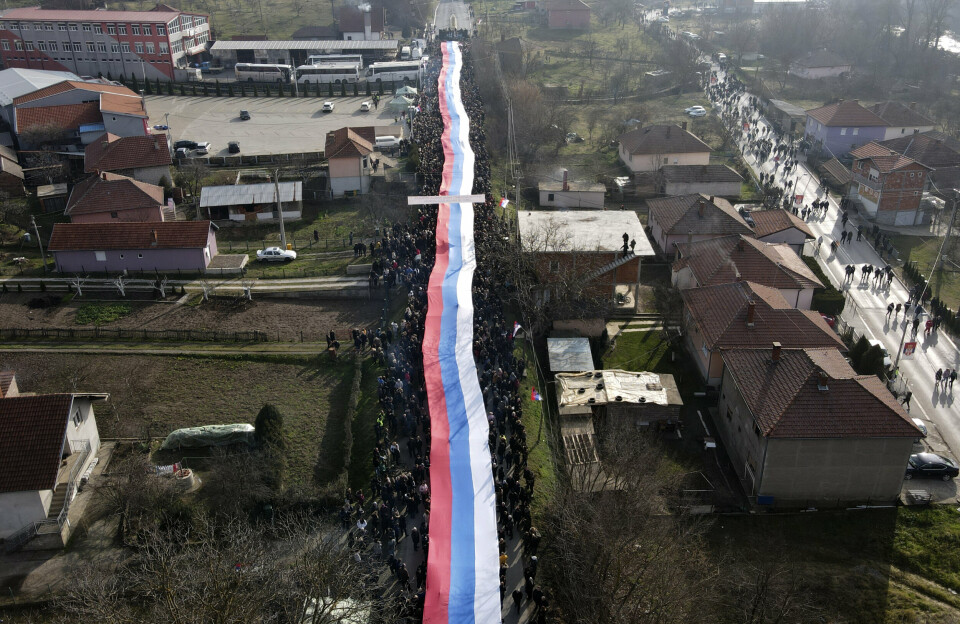 Etniske serbere i Kosovo har demonstrert og protestert mot makthaverne i Pristina i flere uker. Avbildet er et enormt serbisk flagg, båret av demonstranter gjennom byen Rudare den 22. desember.