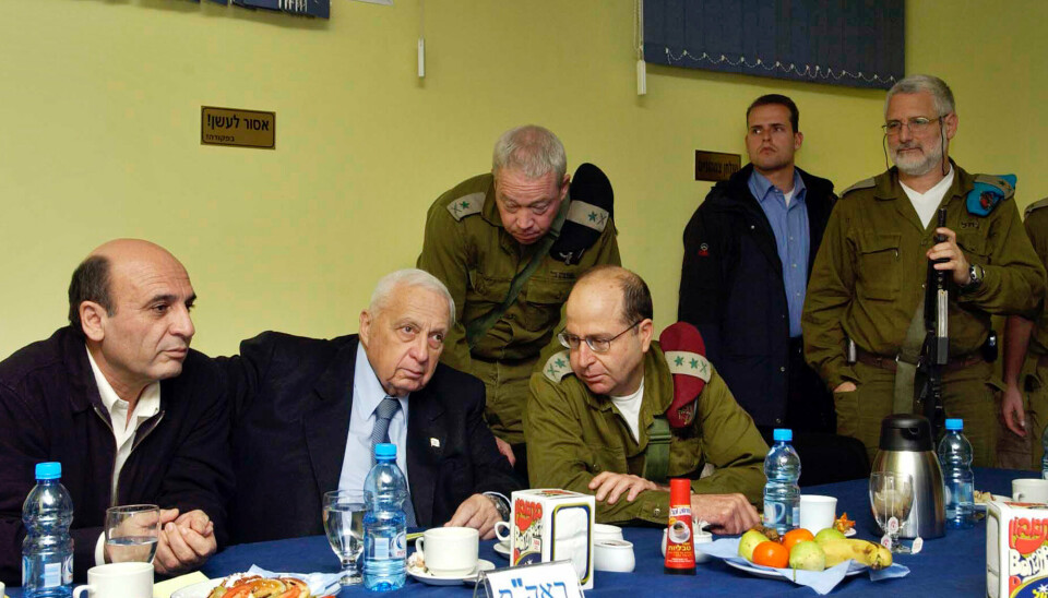 MILITÆR: Yoav Galant (tredje fra venstre) sammen med daværende forsvarsminister Shaul Mofaz (t.v.) og daværende statsminister Ariel Sharon (andre fra venstre) i 2005.