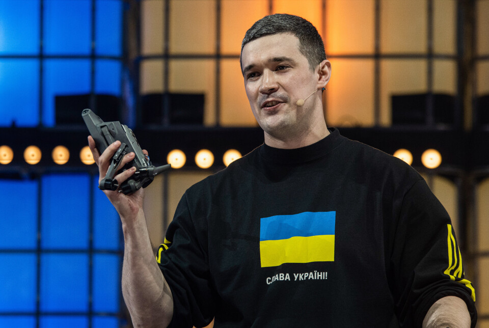 PORTUGAL: Digitalminister Mykhailo Fedorov viser frem en drone under en teknologikonferanse i Lisboa 3. november.