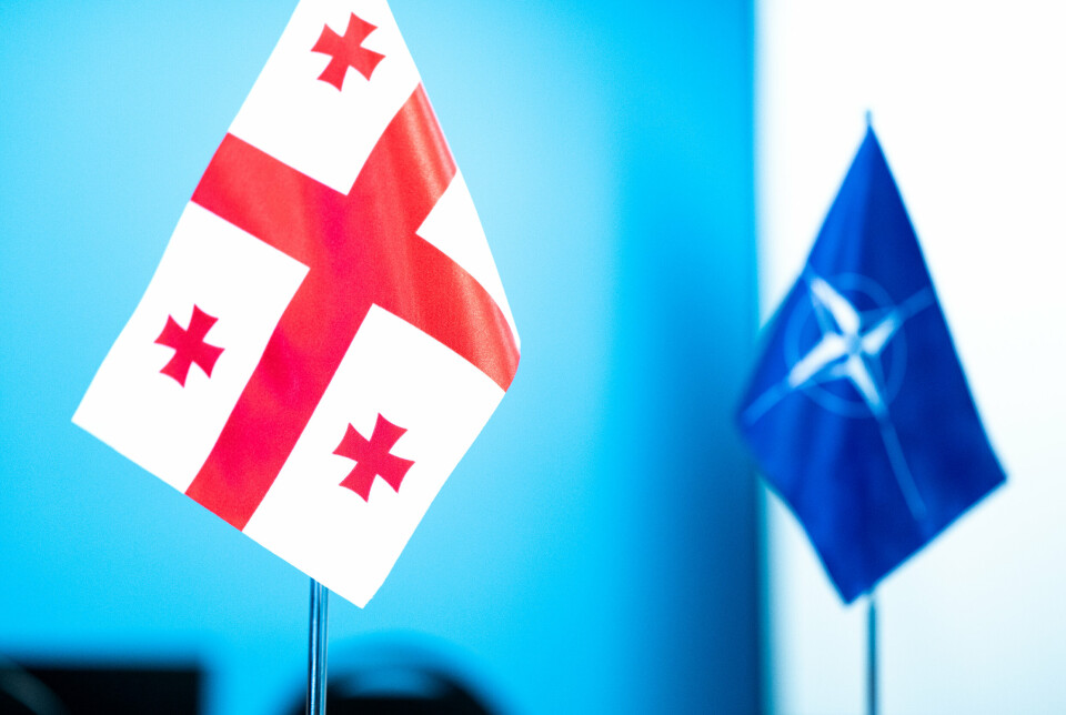 MOT NATO: Georgias og Natos flagg. Georgia har nedfelt i grunnloven at landet vil bli Nato-medlem.