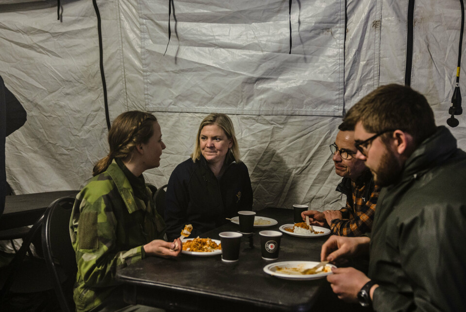 PÅ ØVELSE: Sveriges daværende statsminister Magdalena Andersson og den nåværende statsministeren Ulf Kristersson besøkte svenske styrker under Cold Response i Norge våren 2022. De to politikerne fikk servert dal med ris til lunsj.