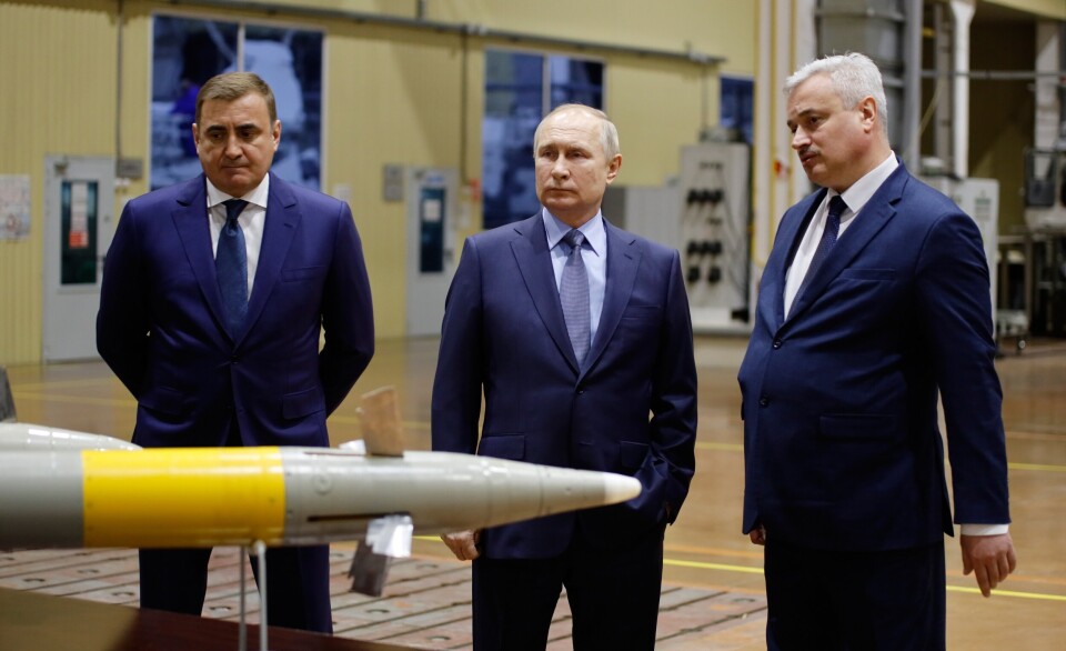 VÅPEN: Russlands president Vladimir Putin sammen med guvernør i Tula, Alexei Dyumin (t.v.) og Alexei Visloguzov (t.h), direktør i det russiske selskapet Shcheglovsky.