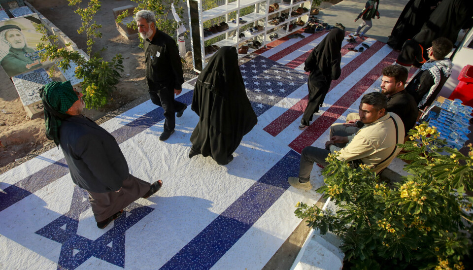 TREÅRSDAG: Irakere tråkker over et israelsk og amerikansk flagg i byen Najaf i forbindelse med at det er tre år siden det amerikanske droneangrepet som tok livet av den iranske generalen Qasem Soleimani og den irakiske militslederen Abu Mahdi al-Muhandis. TREÅRSDAG: Irakere tråkker over et israelsk og amerikansk flagg i byen Najaf i forbindelse med at det er tre år siden det amerikanske droneangrepet som tok livet av den iranske generalen Qasem Soleimani og den irakiske militslederen Abu Mahdi al-Muhandis.