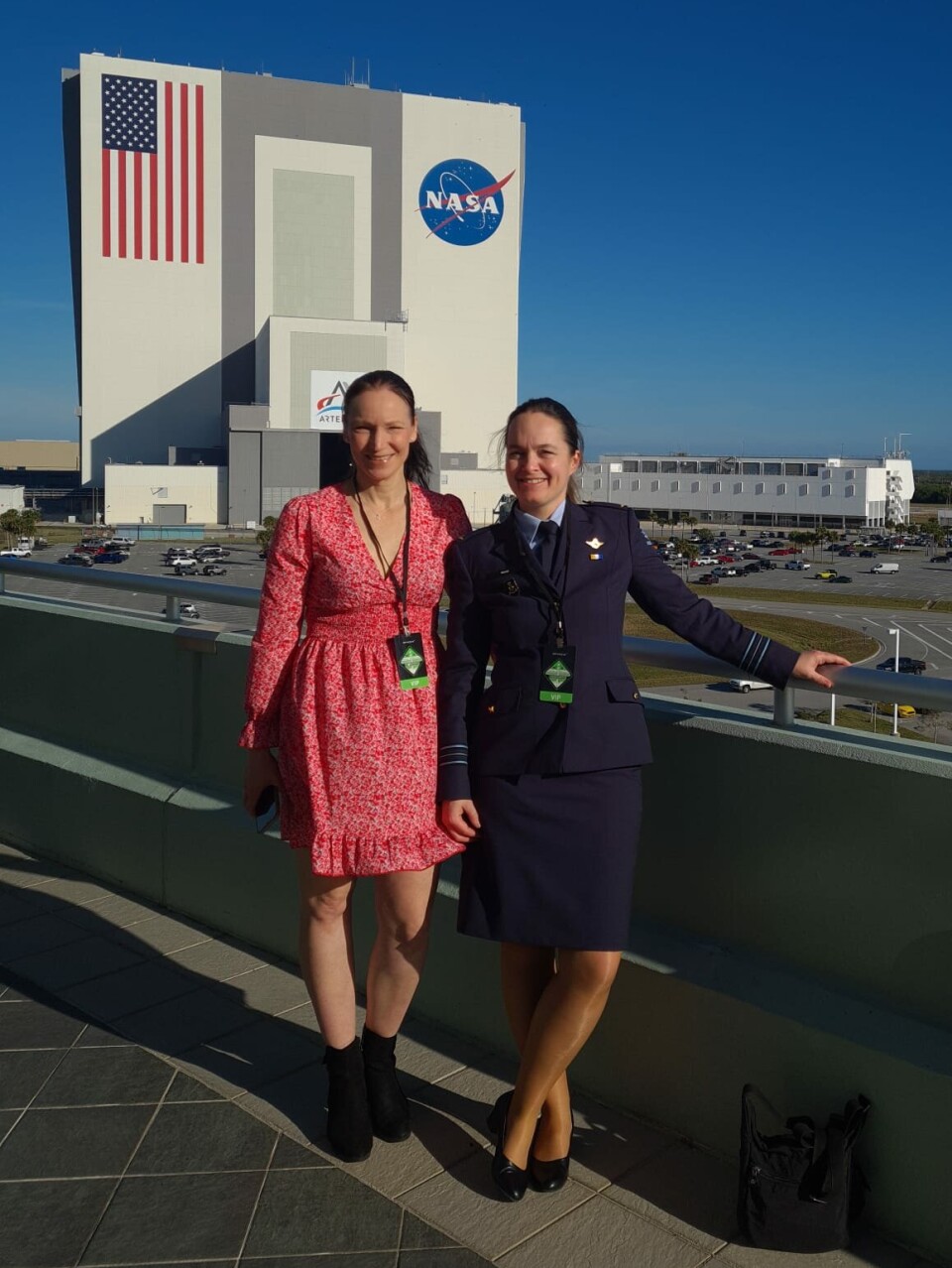 PÅ OPPSKYTNING I USA: Tonje Nanette Arnesen i satellittgruppa ved Forsvarets Forskningsinstitutt (FFI) til venstre. PÅ OPPSKYTNING I USA: Tonje Nanette Arnesen i satellittgruppa ved Forsvarets Forskningsinstitutt (FFI) til venstre.