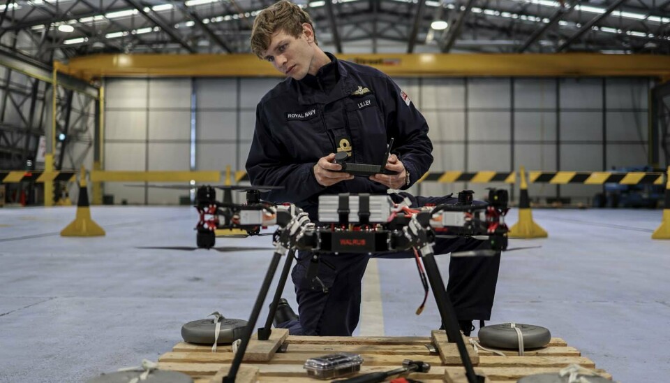ROYAL NAVY: Løytnant Kristian Lilley med droneskvadronen sitt nye kvadrokopter. Basen heter RNAS Culdrose og ligger i nærheten av Predannack Airfield på Lizard-halvøya i Cornwall.