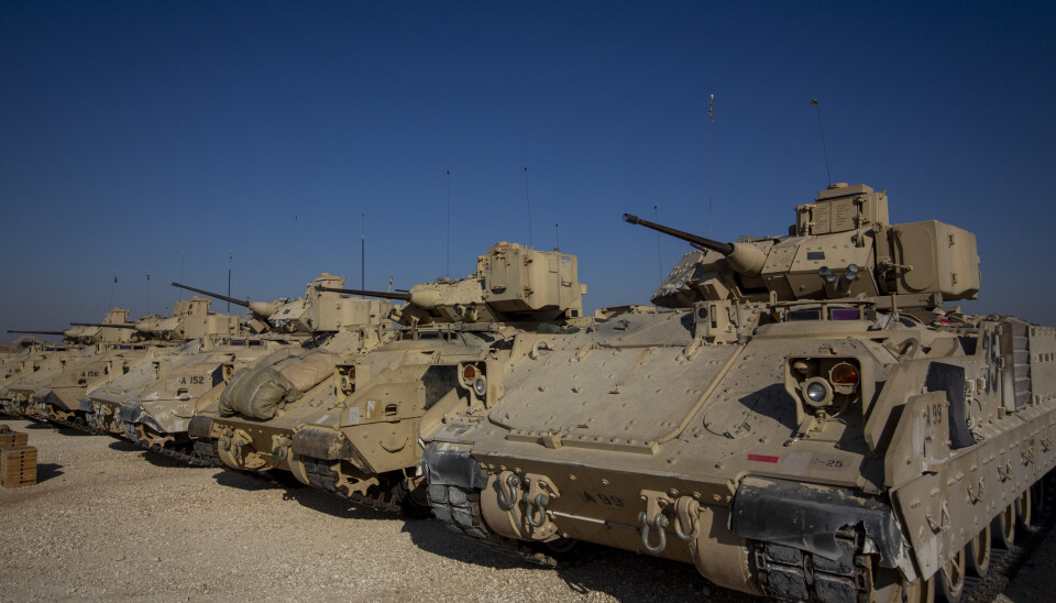 STORMPANSERVOGNER: Amerikanske Bradley fighting vehicles på en militærbase i Syria i 2019. Nå skal Ukraina få tilsvarende kjøretøy.