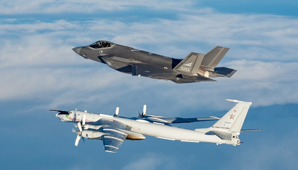 NÆRKONTAKT: Et norsk F-35 på beredskapsoppdrag. Det norske flyet skal holde en viss avstand til det andre flyet slik at de ikke fremprovoserer en farlig situasjon. Et norsk F-35 på QRA beredskapsoppdrag.