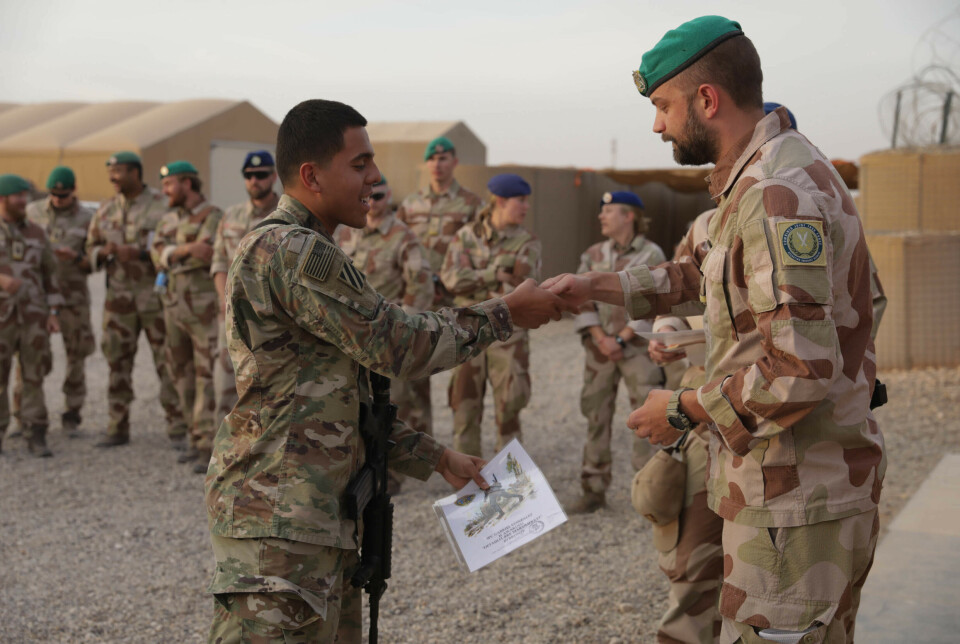 IRAK: Marsjmerket ble gjennomført ved Ain Al Assad-basen i Irak, der Norge har et mindre vakt- og sikringsoppdrag, i april 2022. Bildet viser styrkesjef Magnus Bjurstadt fra Telemark bataljon som tildeler pin og diplom til en amerikansk soldat som klarte kravet.