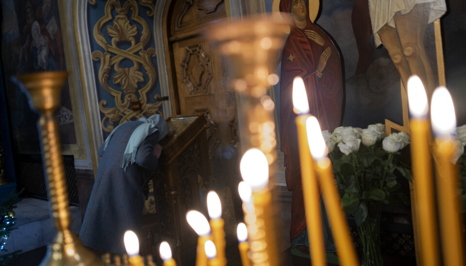JUL: En eldre ukrainsk kvinne kysser et ikon i forkant av den ortodokse kirkens julefeiring i et kloster i Kyiv fredag.