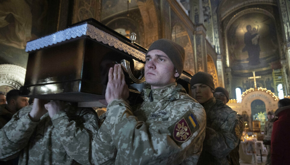 BEGRAVELSE: Ukrainske soldater med kisten til en av de drepte ukrainske soldatene, Volodymyr Yeshov, i en begravelse i Kyiv 27. desember. Yeshov var en av Ukrainas mest kjente esportsutøvere, og spilte «StarCraft» under navnet Fresh.