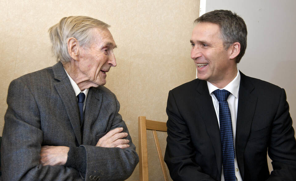 MØTE: Jens Stoltenberg møtte Gunnar Sønsteby på Hovseter aldershjem kort tid før motstandsmannen døde i 2012.